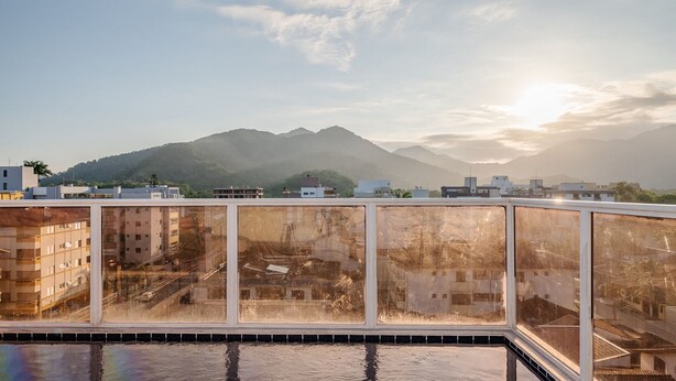A rooftop terrace with a view of a mountain range and city buildings. - PVI - Charming Apartments Just 450m From the Seafront in Ubatuba/sp (Ubatuba)