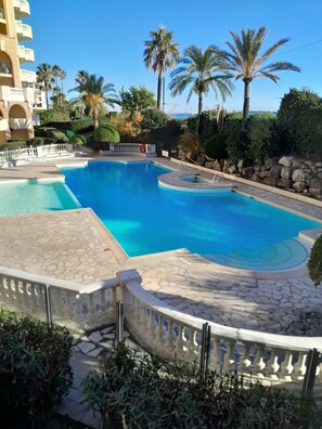 Outdoor pool - Air-conditioned seaside apartment~4 people~2 pools~Private parking included. (Cannes)