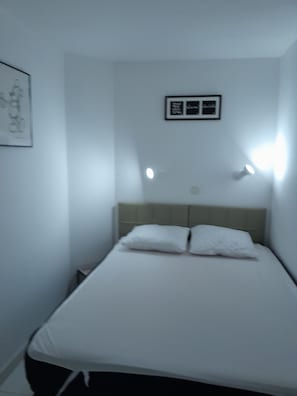 1 habitación, tabla de planchar con plancha, wifi gratis y ropa de cama 
