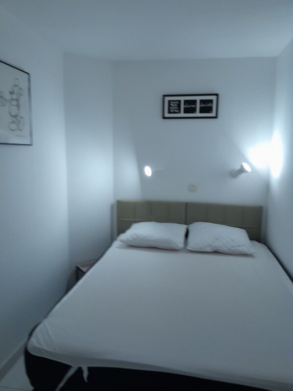 1 chambre, fer et planche à repasser, Wi-Fi gratuit, draps fournis