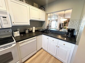 冷蔵庫、電子レンジ、オーブン、コンロ