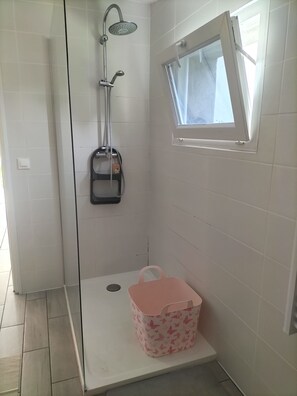 Dusche, Haartrockner, HandtĂŒcher, Seife