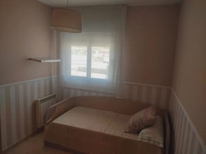 2 bedrooms, iron/ironing board, WiFi, bed sheets