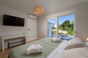 Tabla de planchar con plancha, wifi, ropa de cama