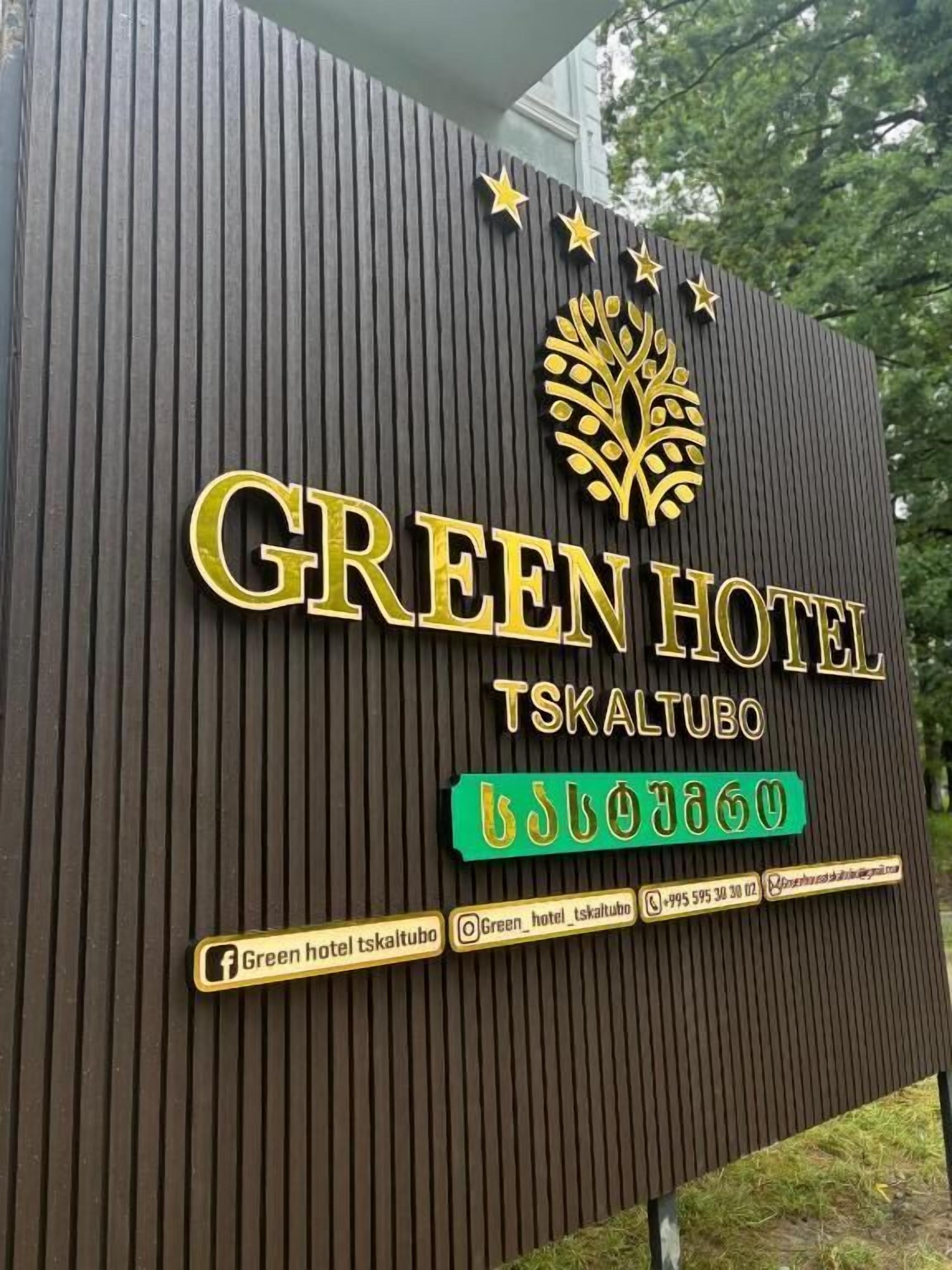 Cartell de l'Hotel Green TSKALTUBO amb un logotip estilizado d'un arbre i informació de contacte.