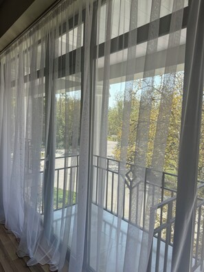 Suite, balcón, vista a la ciudad | Decoración personalizada, muebles diferentes y escritorio 