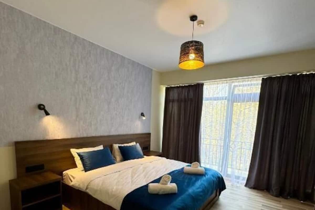Habitación estándar | Decoración personalizada, muebles diferentes y escritorio