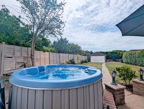 Terrace/patio - A cottage that sleeps 8 guests in 4 bedrooms (Hayling Island)