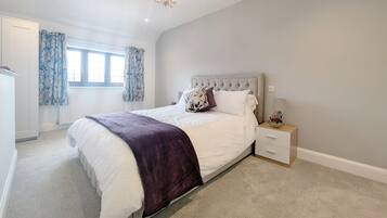 4 slaapkamers, een strijkplank/strijkijzer, wifi, beddengoed