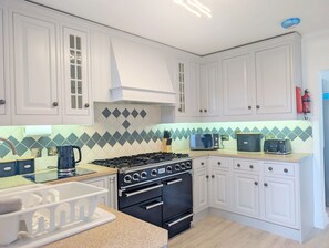 Refrigerador, microondas, horno, lavavajillas