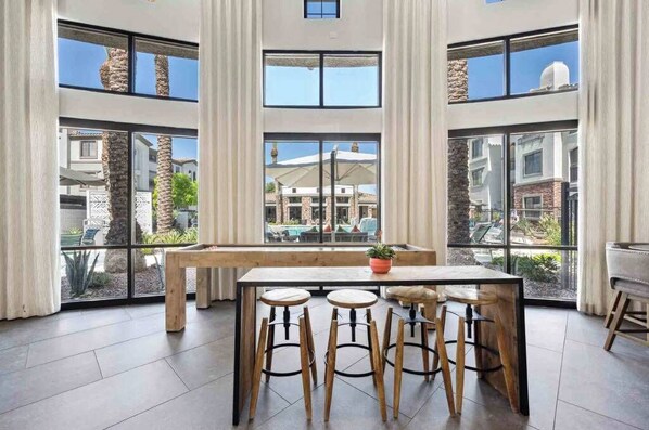 المنشأة من الداخل