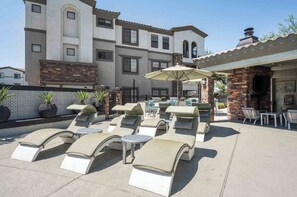 Outdoor dining - Boulevard Stays Luxe 2BR by the Stadium Pool, Parking, Gym 10 (Glendale)