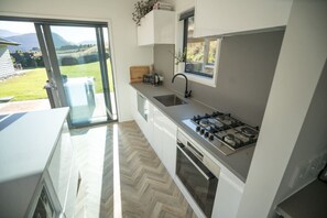 冷蔵庫、電子レンジ、オーブン、コンロ