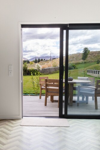 Sunny self contained unit in Shotover