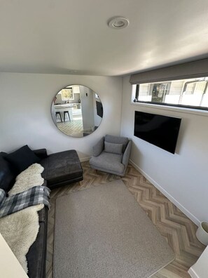 TV - Sunny self contained unit in Shotover (Queenstown)