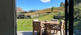 Sunny self contained unit in Shotover