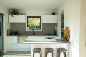 Fridge, microwave, oven, stovetop - Sunny self contained unit in Shotover (Queenstown)