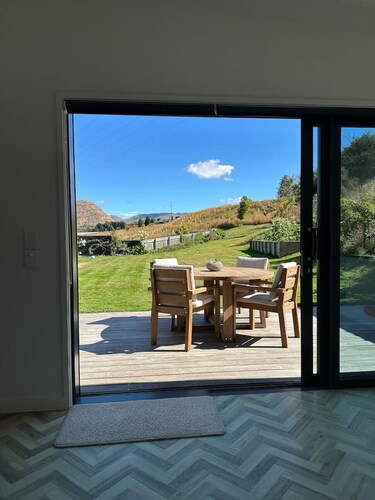 Sunny self contained unit in Shotover