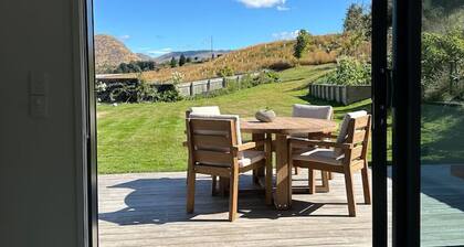 Sunny self contained unit in Shotover