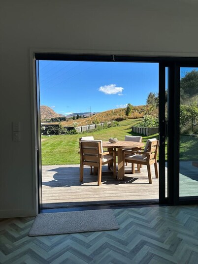Sunny self contained unit in Shotover