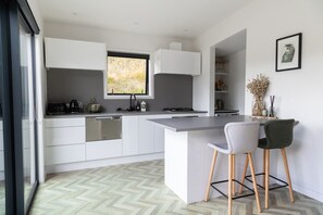 Réfrigérateur, four à micro-ondes, un four, surface de cuisson