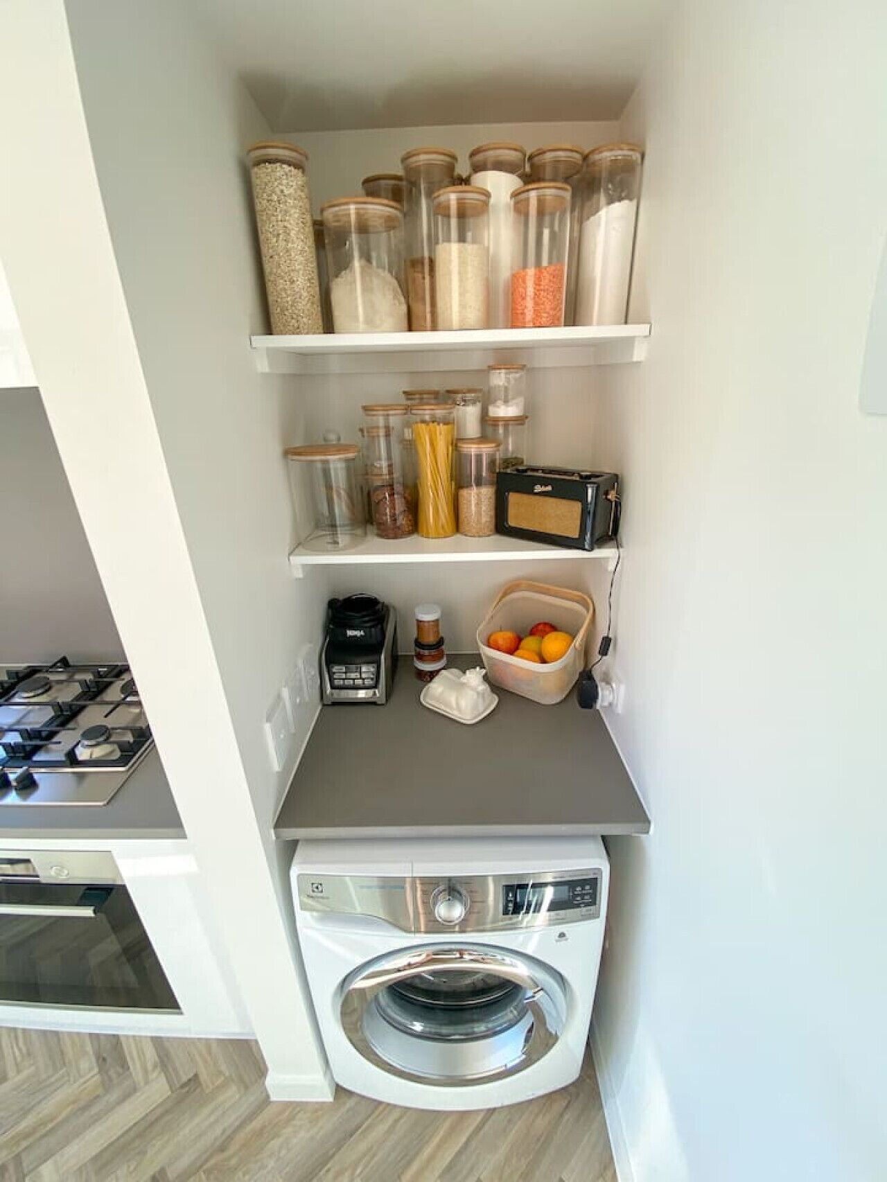 Kühlschrank, Mikrowelle, Ofen, Herdplatte