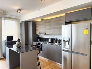 Kjøleskap, mikrobølgeovn, ovn og kokeplater