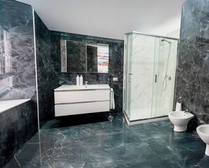 Standard Townhome, 1 Queen Bed, City View | Bathroom | Shower, hair dryer, towels, soap