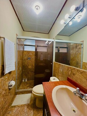 Douche, serviettes fournies