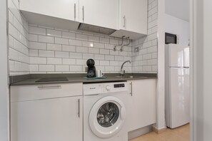 Kühlschrank, Mikrowelle, Herdplatte, Wasserkocher mit Kaffee-/Teezubehör