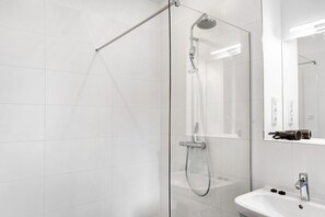 Regadera, secadora de cabello, toallas 