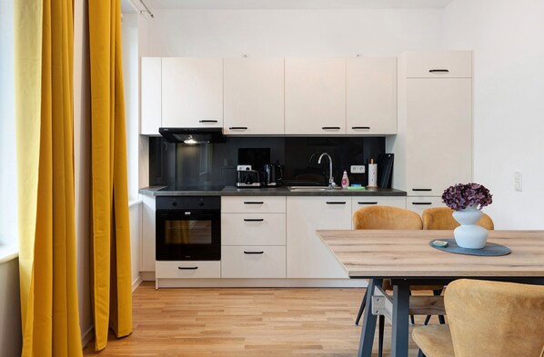 Fridge, oven, stovetop, electric kettle