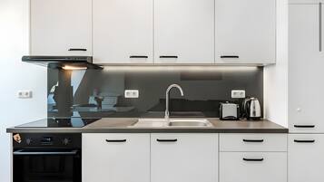 Fridge, oven, stovetop, electric kettle