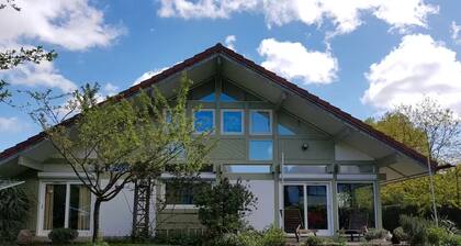 Chambre avec salle de bain privée et balcon au bord du canal