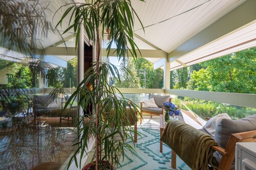 Chambre avec salle de bain privée et balcon au bord du canal