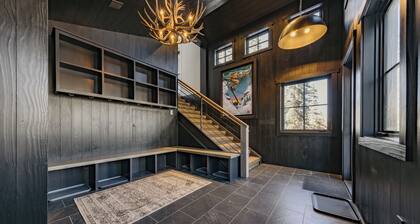 Brand New Build, Cedar Hot Tub,Ski in/Ski out | By InvitedHome