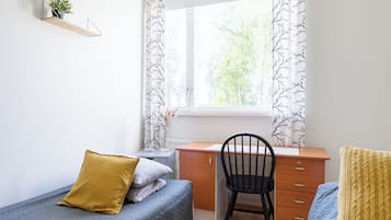 Chambre avec lits jumeaux, patio, vue parc | Bureau, espace de travail pour ordinateur portable, rideaux occultants