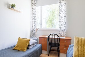 Kahden hengen huone (kaksi sänkyä), patio, näköala puistoon | Työpöytä, kannettavalle tietokoneelle sopiva työtila, pimennysverhot
