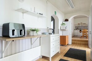 Geladeira grande, micro-ondas, fogão, cooktop