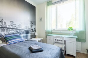 Phòng đơn, sân hiên, quang cảnh công viên | Bàn, khu vực làm việc phù hợp cho laptop, màn/rèm cản sáng