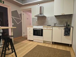 Geladeira grande, micro-ondas, fogão, cooktop