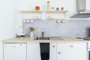 Full-size fridge, microwave, oven, stovetop