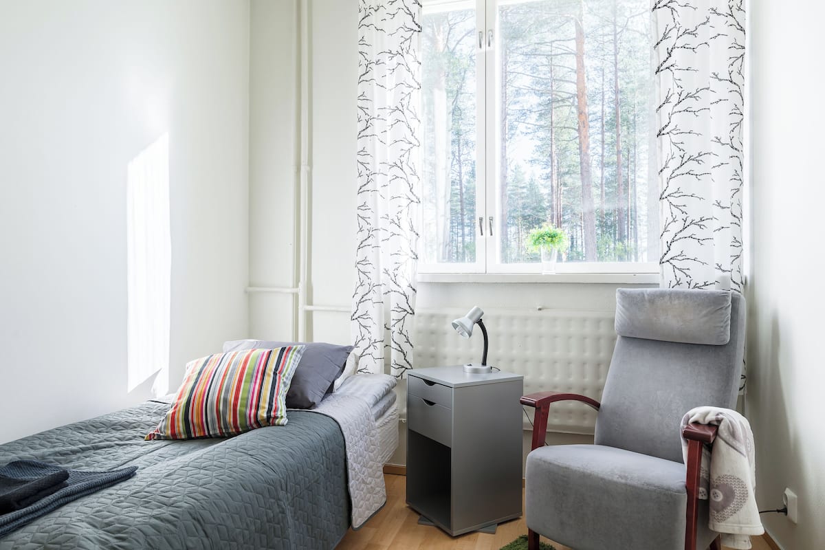 Quarto solteiro, varanda, vista para o jardim | Escrivaninha, espaço de trabalho para notebook, cortinas blackout