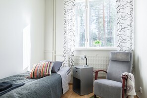 Individually decorated, individually furnished, desk, laptop workspace - Kangaskoti (Kinnula)