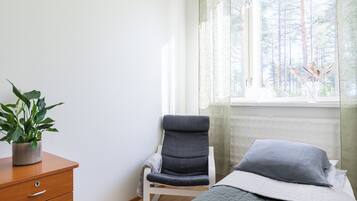 Quarto solteiro, varanda, vista para o jardim | Escrivaninha, espaço de trabalho para notebook, cortinas blackout