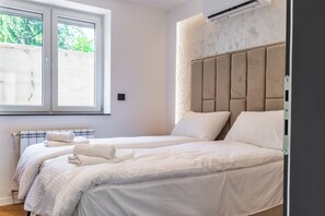 Apartamento luxo, 1 quarto | Roupas de cama premium, espaço de trabalho para notebook