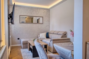 Deluxe Apartment, 1 Bedroom | Laptop workspace, free WiFi, bed sheets
