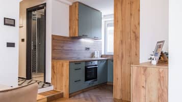 Apartamento luxo, 1 quarto | Cozinha privada | Geladeira grande, fogão, cooktop, chaleira elétrica