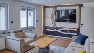 Apartamento exclusivo, 2 habitaciones | Zona de estar | Televisión LED de 43 pulgadas con canales por cable