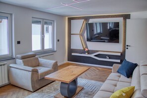 Exclusive-Apartment, 2 Schlafzimmer | Wohnbereich | 43-Zoll-LED-Fernseher mit Kabelempfang